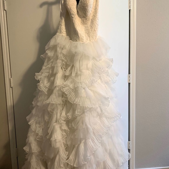 Gently worn wedding dress size 14 - Picture 3 of 3